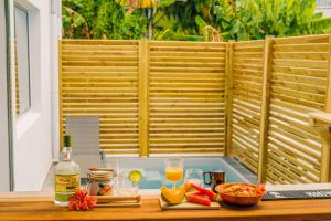 una mesa con una bebida y un bol de fruta en el balcón en East Lodge appartement, en Sainte-Luce