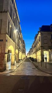 拉罗谢尔HYPER CENTRE à 80m du vieux marché, T2 calme vue sur les toits Rue du Minage的一座高楼林立的城市中一条空荡荡的街道