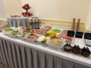 um buffet com muitos tipos diferentes de comida em uma mesa em Senator em Katowice