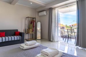 un soggiorno con divano e balcone di Levanda Luxury Studios Apartments a Nydri