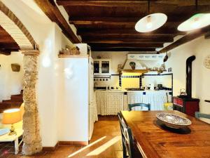 Η κουζίνα ή μικρή κουζίνα στο Casale Rosy Versilia +23 φωτογραφίες