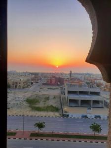 una ventana de un edificio con vistas a la puesta de sol en عنوان التميز غرفتين نوم بدخول ذاتي, en Dammam