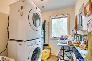 uma máquina de lavar roupa numa lavandaria com uma janela em Enchanting Shelby Cottage on 12 Acres and Hot Tub! em Shelby