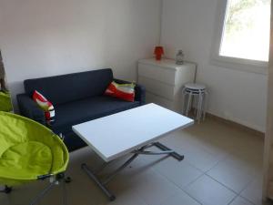 - un salon avec un canapé et une table dans l'établissement APPARTEMENT COEUR DE LA STATION, à Mimizan