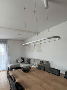 Posezení v ubytování FUX LUXURY rooftop terrace JACUZZI & BBQ