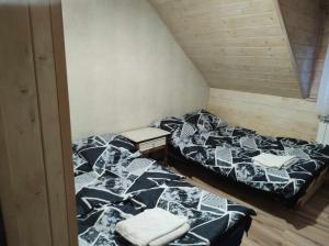 เตียงในห้องที่ Pokoje z łazienkami nad Jeziorem Serwy