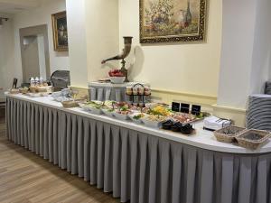 ein Buffet mit Speisen auf einem Tisch im Zimmer in der Unterkunft Apartament Senator 115m2 in Kattowitz