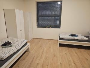 מיטה או מיטות בחדר ב-Neu Modernisiert Work and Stay top moderne 3 Zimmer Wohnung 5 Betten
