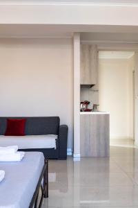 un soggiorno con 2 letti e una cucina di Levanda Luxury Studios Apartments a Nydri