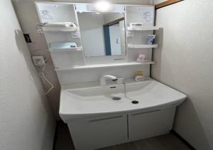 Ota Apartment - Vacation STAY 16061 في أوتارو: حمام مع حوض أبيض ومرآة