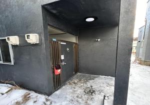 小樽的住宿－Ota Apartment - Vacation STAY 16061，通往地面上积雪的建筑的门