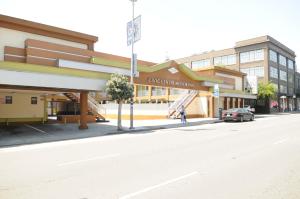 an empty street in front of a building at Civic Center Motor Inn in San Francisco