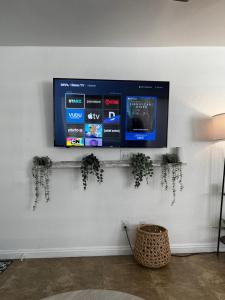 TV a/nebo společenská místnost v ubytování Mila's Cozy Home