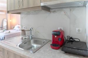 Kuchyňa alebo kuchynka v ubytovaní Levanda Luxury Studios Apartments