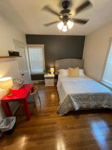 um quarto com uma cama e uma ventoinha de tecto em The Hamilton House Family Home em Omaha