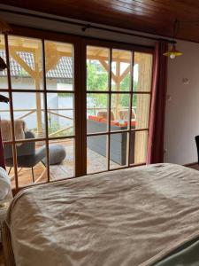 1 dormitorio con ventana grande con vistas a un patio en Love Shack, en Balatonudvari