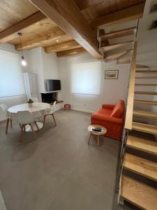 ein Wohnzimmer mit einem roten Sofa und einem Tisch in der Unterkunft Casa Stefano in Spoleto