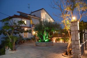 une maison avec une cour en face de celle-ci la nuit dans l'établissement Athina's Villa, à Koskinou