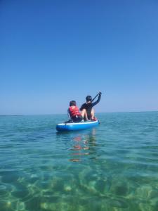 dos personas en una balsa en el agua en Kotohi - Vacation STAY 16047, en Kyotango