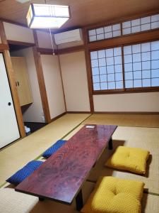 京丹後的住宿－Kotohi - Vacation STAY 16047，客房设有木桌和黄色椅子。