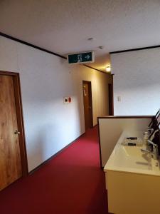 京丹後的住宿－Kotohi - Vacation STAY 16047，一间带水槽和门的走廊的房间