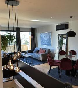 un soggiorno con divano e tavolo di Newly Renovated Centrum House with Large Balcony a Haugesund