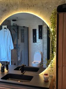 een badkamer met een wastafel en een toilet bij Newly Renovated Centrum House with Large Balcony in Haugesund