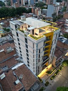 una vista aérea de un edificio alto en una ciudad en Hotel Cytrico en Medellín