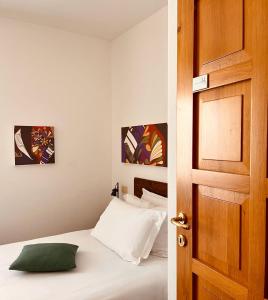 Un pat sau paturi într-o cameră la Carrales Guest House
