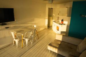 a kitchen with a table and chairs in a room at Precioso depto con inigualable vista, Aqua Beach. in Tequesquitengo