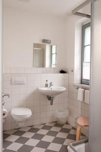 ein weißes Bad mit einem Waschbecken und einem WC in der Unterkunft Hofgarten 1824 Hotel garni in Dresden