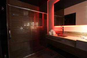 La salle de bains est pourvue d'une douche en verre et d'un lavabo. dans l'établissement Motel Deslize Limeira 3, à Limeira