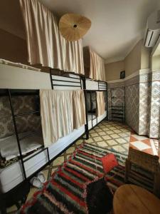Zimmer mit 4 Etagenbetten und einem Teppich in der Unterkunft Medina Oasis Hostel in Marrakesch
