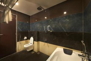 Koupelna v ubytování Hotel Merrytale + 37 fotografií