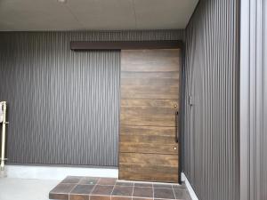 eine Holztür in einem Zimmer mit einer Wand in der Unterkunft Toyama - House - Vacation STAY 19675v in Toyama