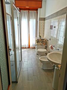 a bathroom with two toilets and a sink and a shower at Lago Maggiore Green House in Leggiuno