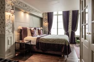 um quarto com uma cama e uma janela em Hotel De Orangerie by CW Hotel Collection em Bruges mais 37 fotografias