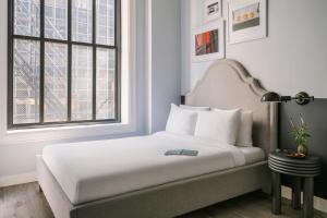 1 dormitorio con cama y ventana en Sonder The Plymouth, en Chicago