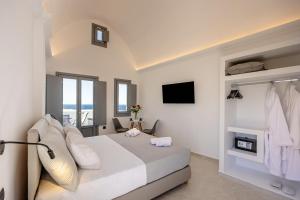 Postel nebo postele na pokoji v ubytování Nastram Suites Oia + 36 fotografií
