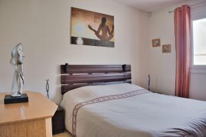 1 dormitorio con 1 cama, escritorio y una foto en Nice spacious house with garden and swimming pool, en Bompas