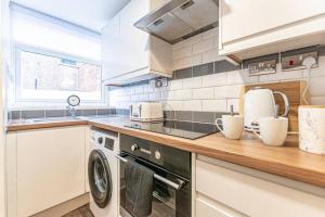 una cocina con lavadora y secadora en una encimera en Liverpool city centre house, Free parking en Liverpool