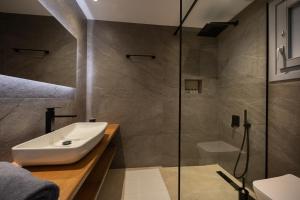 Baðherbergi á Nastram Suites Oia