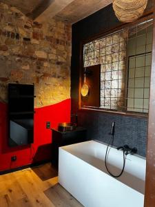 TV a/nebo společenská místnost v ubytování Gîte Sept Fontaines * Jacuzzi & Sauna