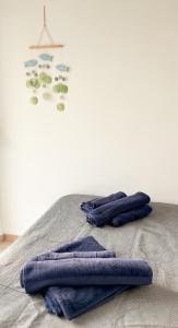 dos toallas sentadas encima de una cama en Nouri schöne Wohnung in direkter Strandnähe, schnelles Internet, freies Parken, nahe Flughafen, en Perea