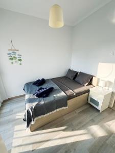 1 dormitorio con cama y pared blanca en Nouri schöne Wohnung in direkter Strandnähe, schnelles Internet, freies Parken, nahe Flughafen, en Perea