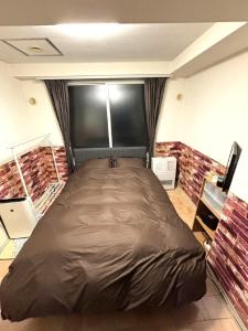 1 dormitorio con 1 cama grande en una habitación en Sapporo - Apartment - Vacation STAY 16455, en Sapporo