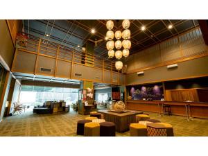 - un hall doté d'un espace d'attente avec des tables et des chaises dans l'établissement Kurobe View Hotel - Vacation STAY 37996v, à Omachi