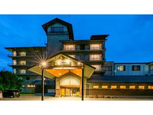 un grand bâtiment avec un éclairage de rue en face dans l'établissement Kurobe View Hotel - Vacation STAY 37996v, à Omachi