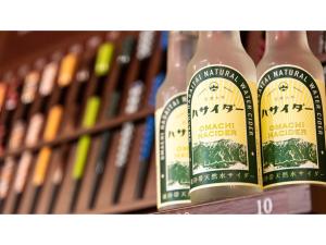 un groupe de bouteilles d'alcool sur une étagère dans l'établissement Kurobe View Hotel - Vacation STAY 37996v, à Omachi