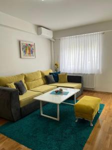 - un salon avec un canapé et une table dans l'établissement Apartment YESA, à Travnik